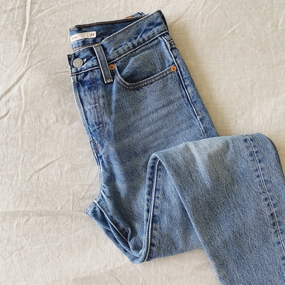 Levi’s Wedgie Frayed Jeans - Picture 7 of 11
